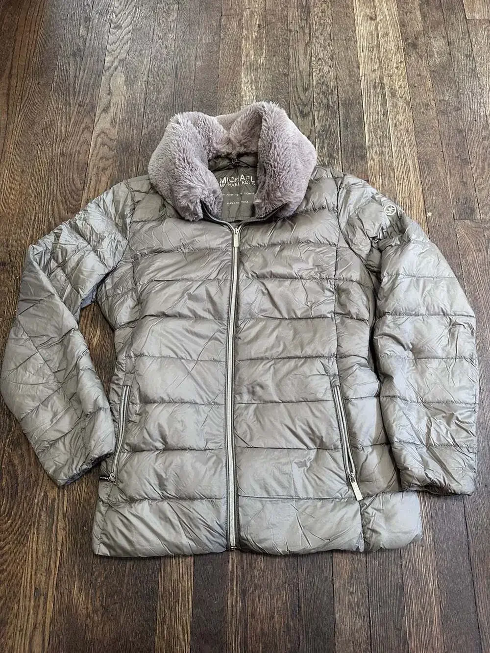 Michael Kors Women's Ultra Light Weight Down Fill Puffer Jacket  Faux Fur Collar